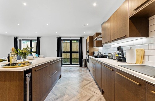 Leeds Apartment | Stunning Abode in Leeds - Games Room - Parking