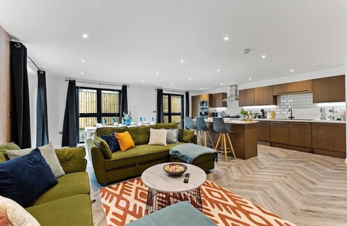 Leeds Apartment | Stunning Abode in Leeds - Games Room - Parking