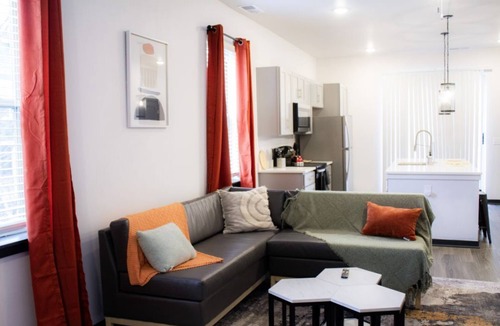 Bloomington House | Stunning and Modern 4-BR House with On-Site Pool