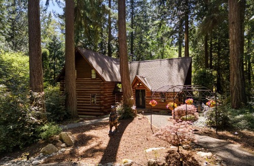 Rollingbay House | Stunning and secluded Sunrise Cabin is so peaceful
