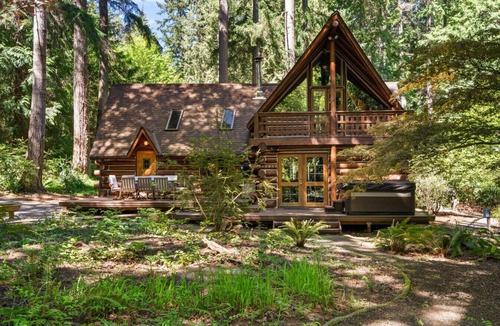 Rollingbay House | Stunning and secluded Sunrise Cabin is so peaceful