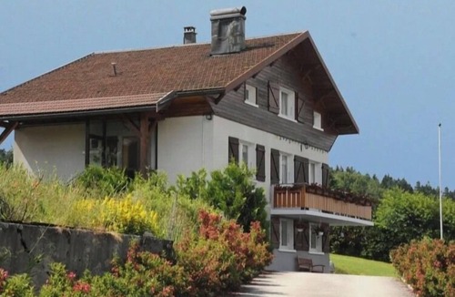 Montperreux Apartment | Stunning apartment by the lake