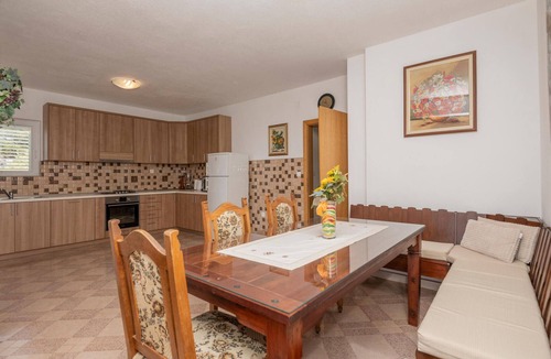Veliko Brdo Apartment | Stunning apartment in Makarska with WiFi