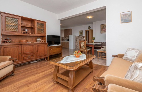 Veliko Brdo Apartment | Stunning apartment in Makarska with WiFi