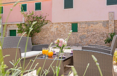 Drnis Apartment | Stunning apartment in Karalic with WiFi