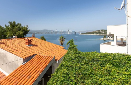 Klek Apartment | Stunning apartment in Klek with house sea view