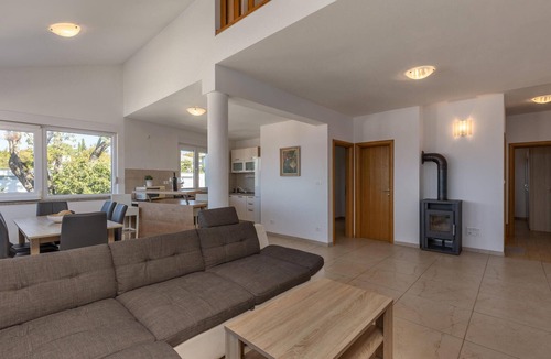 Njivice Apartment | Stunning apartment in Njivice with WiFi