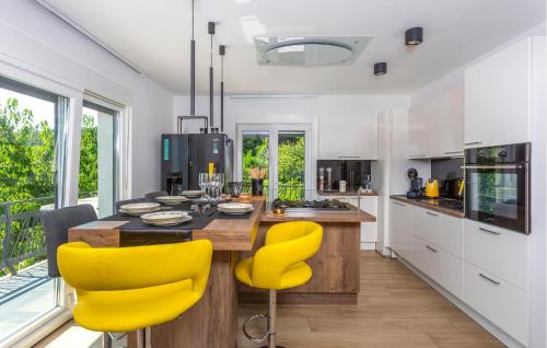 Rukavac Apartment | Stunning Apartment In Rukavac With Wifi