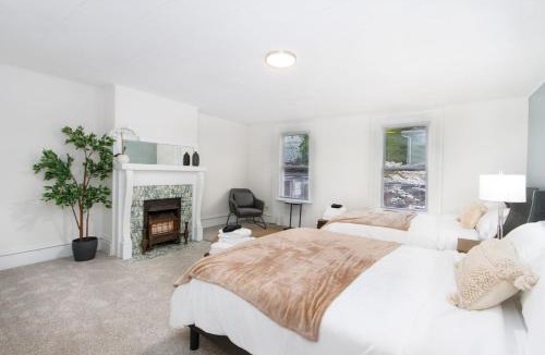 South Side Slopes Apartment | Stunning Apt w Rooftop & Game Room - Sleeps 10