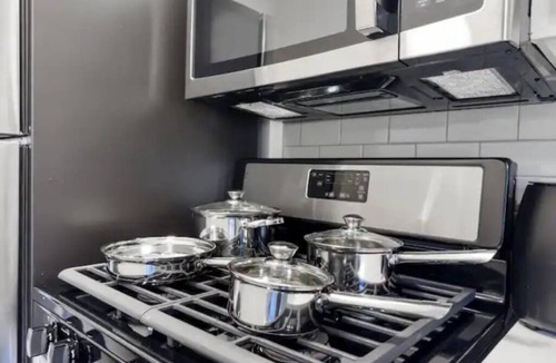 West Campus Apartment | Stunning Area! King Suite, Balcony & Free Parking– Next to UT
