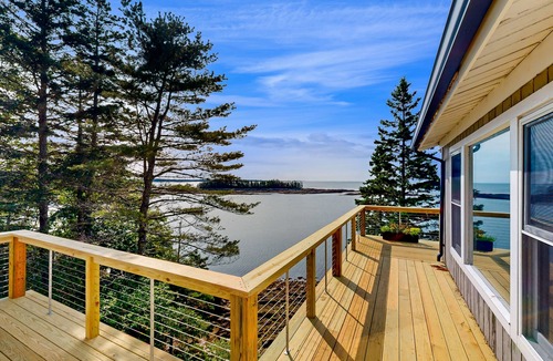 Georgetown House | Stunning artist's retreat with ocean view & amazing deck, near Reid State Park