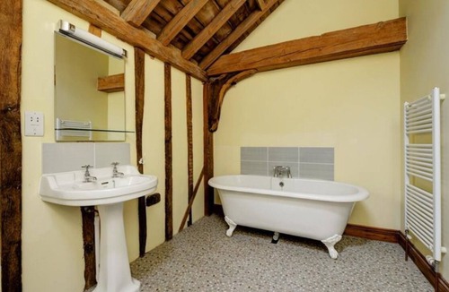 Sutton House | Stunning barn conversion sleeping 10 - Pet friendly!