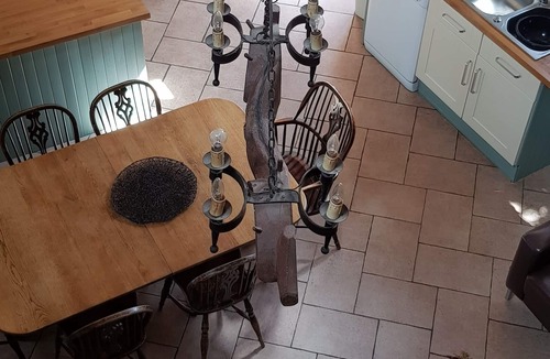 Megrit House | Stunning barn conversion, vaulted ceilings, huge walk-in fireplace, u/fl heating