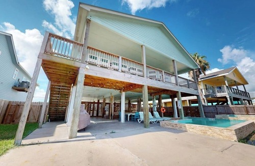 Rockport House | Stunning bay front home with fishing pier, large deck, & private pool