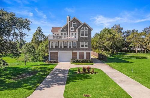 Shoreacres House | Stunning bayfront home with spacious deck and incredible Galveston Bay views