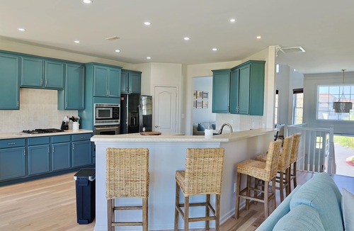 Bayside House | Stunning Bayside View Retreat; Resort, Pools & Gym