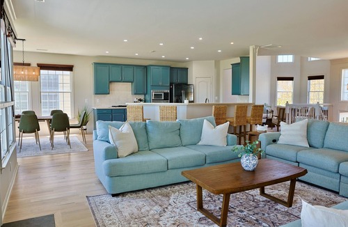 Bayside House | Stunning Bayside View Retreat; Resort, Pools & Gym