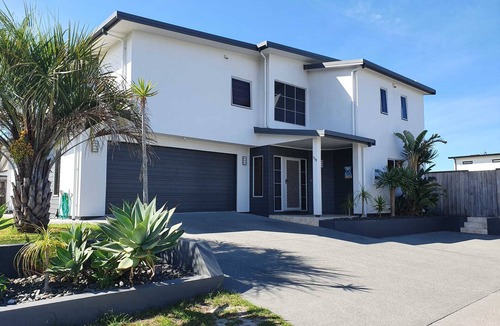 Ruakaka House | Stunning Beach Getaway