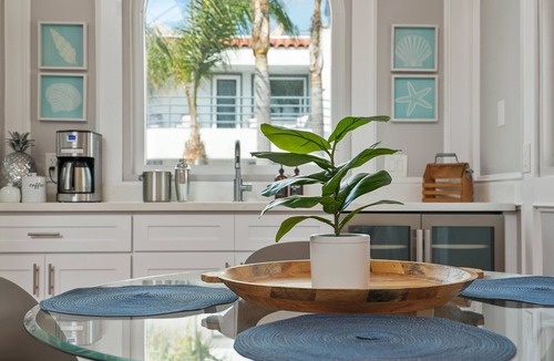 South Mission Beach House | Stunning Beach Home with Stunning Rooftop, Parking, Spa, AC & Bay Views