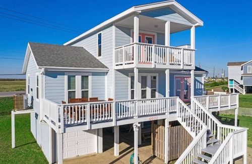 Acapulco Village House | Stunning Beach House, Ocean Views & Deck