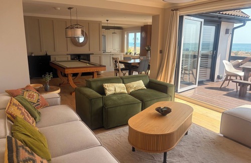 Southsea Villa | Stunning Beach Villa with Indoor Pool and Jacuzzi!