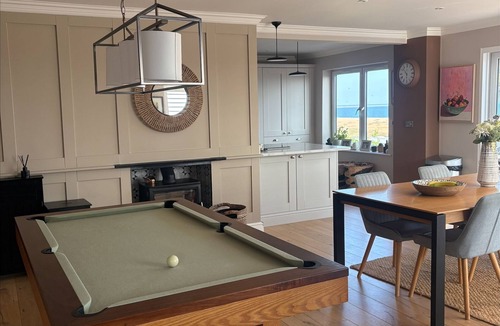 Southsea Villa | Stunning Beach Villa with Indoor Pool and Jacuzzi!