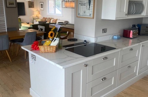 Southsea Villa | Stunning Beach Villa with Indoor Pool and Jacuzzi!