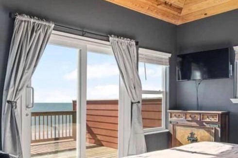 Gilchrist House | Stunning Beachfront 3 Bedroom Home, CoralMoonBeach