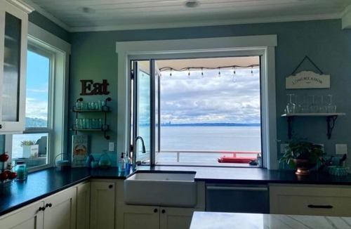 Manchester House | Stunning beachfront getaway!