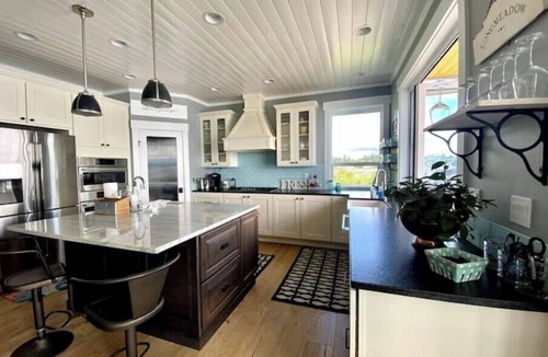 Manchester House | Stunning beachfront getaway!