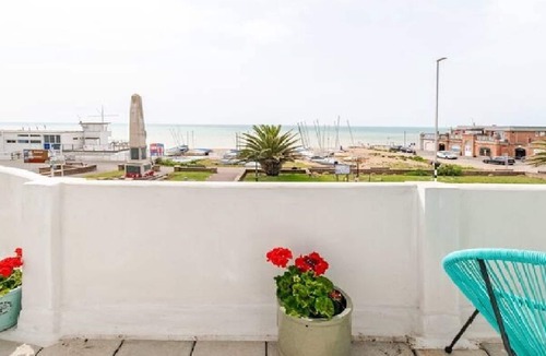 Bexhill-on-Sea Apartment | Stunning Beachfront Apartment