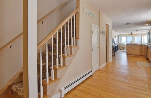 Devon House | Stunning Beachfront Home