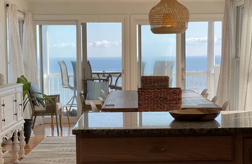 Devon House | Stunning Beachfront Home