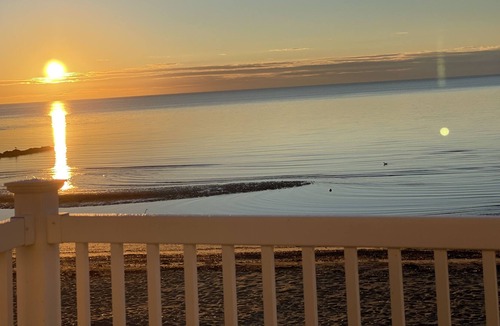 Devon House | Stunning Beachfront Home