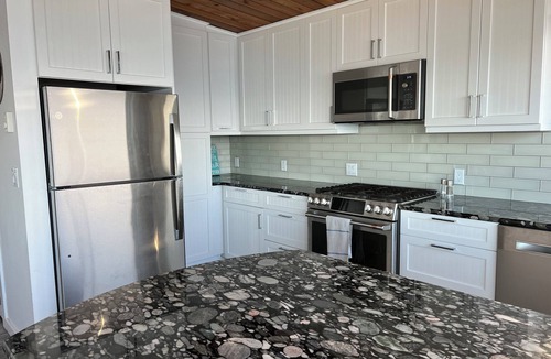 Oak Harbor House | Stunning beachfront cabin a stones throw to the beach