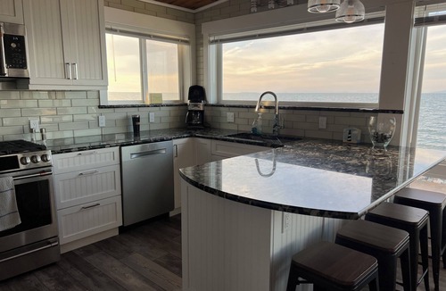Oak Harbor House | Stunning beachfront cabin a stones throw to the beach