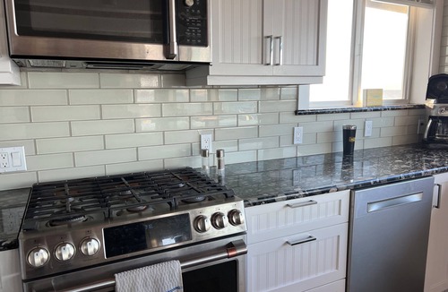 Oak Harbor House | Stunning beachfront cabin a stones throw to the beach