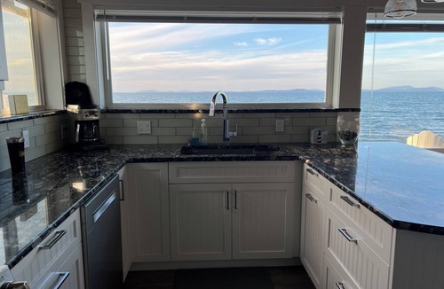 Oak Harbor House | Stunning beachfront cabin a stones throw to the beach