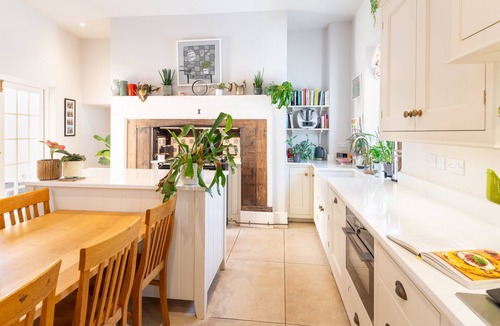 Bradninch House | Stunning Big House sleeps 16 Devon dog friendly, Devonn