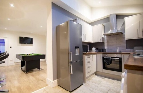 Bolton House | Stunning Bolton abode– Pool table – Parking