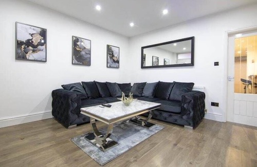 Bolton House | Stunning Bolton abode– Pool table – Parking