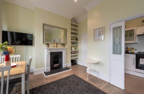 Cantelowes Apartment | Stunning Bright flat