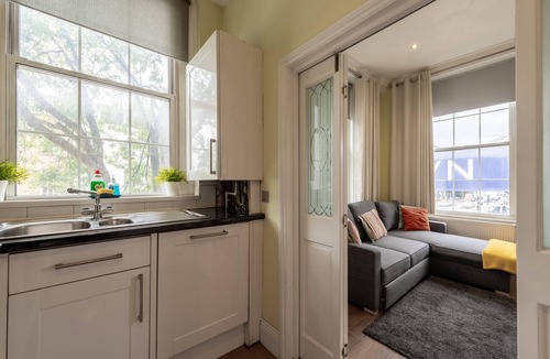 Cantelowes Apartment | Stunning Bright flat