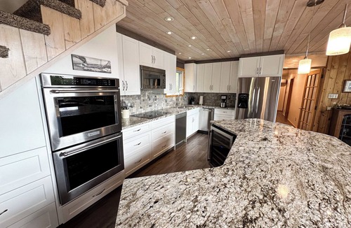 Falcon Lake Cabin | STUNNING CABIN ON LOTW WITH HOTTUB TEN MIN FROM KENORA