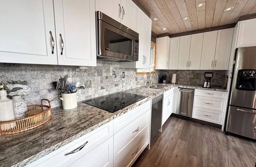 Falcon Lake Cabin | STUNNING CABIN ON LOTW WITH HOTTUB TEN MIN FROM KENORA