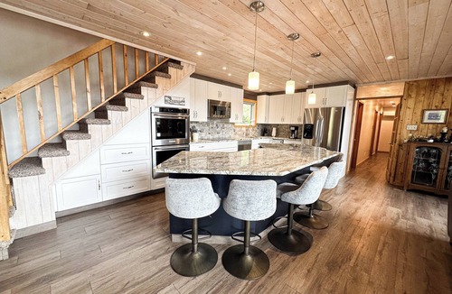 Falcon Lake Cabin | STUNNING CABIN ON LOTW WITH HOTTUB TEN MIN FROM KENORA
