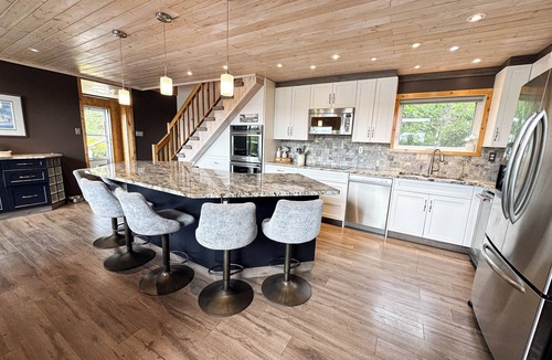 Falcon Lake Cabin | STUNNING CABIN ON LOTW WITH HOTTUB TEN MIN FROM KENORA