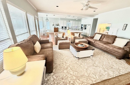 Isla Del Sol House | Stunning Canal-Front Home, Fishing, Kayak, Paddle Boards, Family Fun, Spacious!