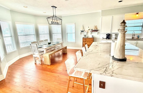Isla Del Sol House | Stunning Canal-Front Home, Fishing, Kayak, Paddle Boards, Family Fun, Spacious!