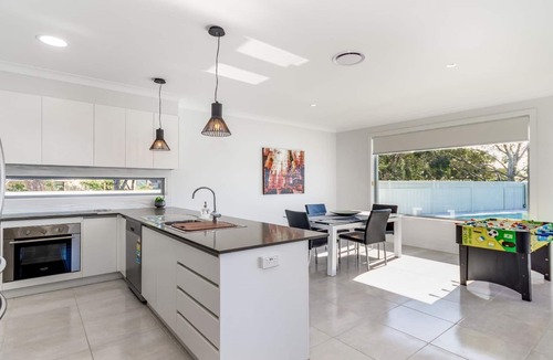 Bongaree House | STUNNING CANAL HOME, TOP NOTCH